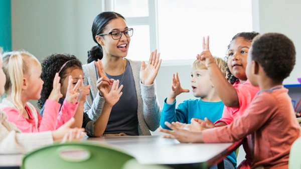 Enfants école apprennent a compter